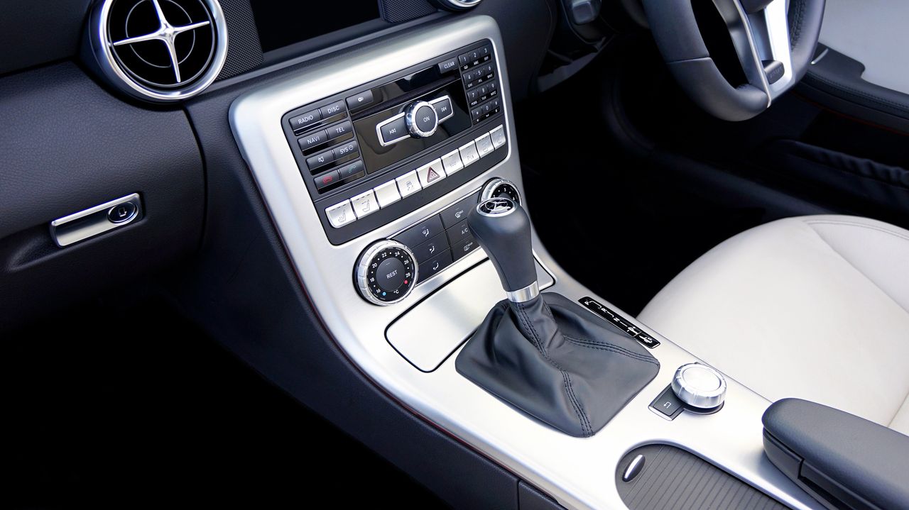 Quel magasin permet la livraison éclair d’un embrayage pour Peugeot 206 Hdi ou d’une poulie de vilebrequin?