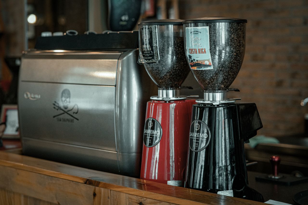 Quel est le meilleur cadeau entre un expresso broyeur et une plaque de cuisson induction pas cher