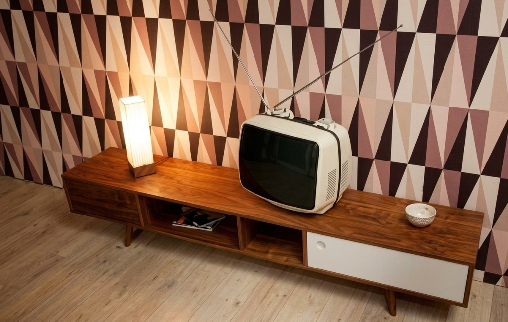 produitinterieurbrut En acacia massif, pratique, robuste et vintage, un meuble télé scandinave de Produit Intérieur Brut.