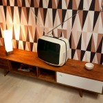 En acacia massif, pratique, robuste et vintage, un meuble télé scandinave de Produit Intérieur Brut.