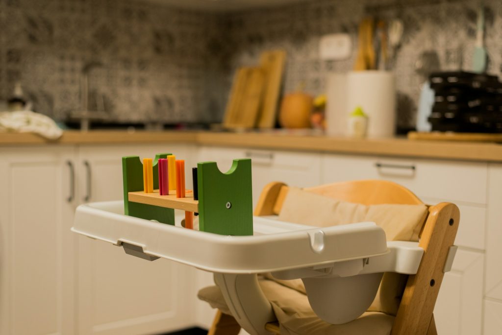 Sobre et peu encombrante, la chaise haute pliante de Supaflat…