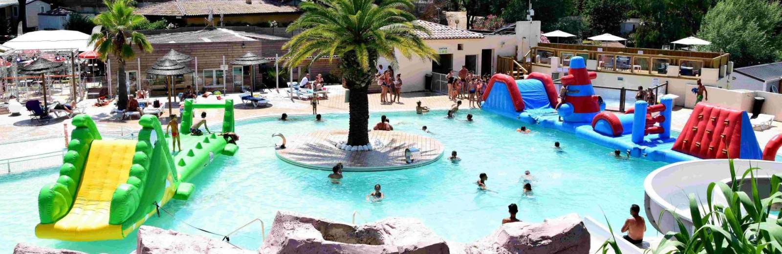 Profitez d’un bel espace aquatique avec piscine chauffée, pataugeoire, structures gonflables et toboggans pour les enfants. 